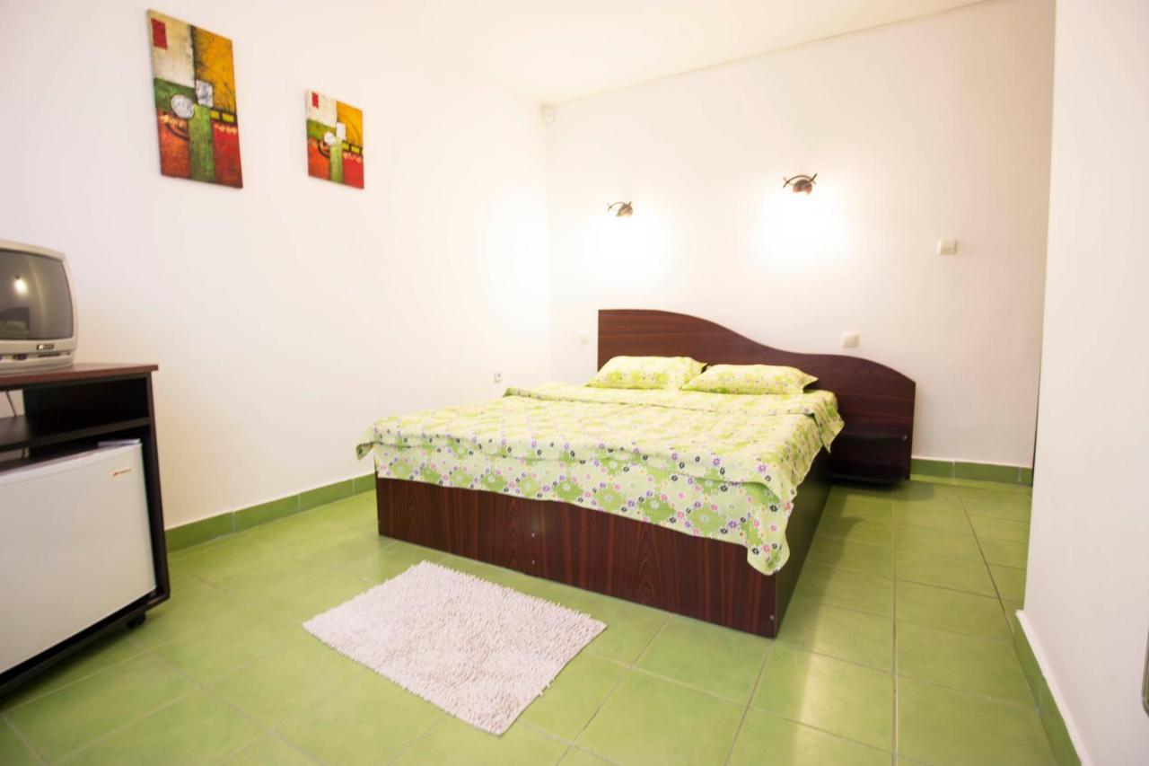 מלון קוסטינסטי Vila Leonard מראה חיצוני תמונה